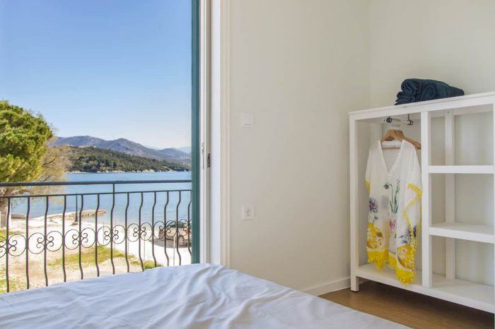 ligiabay-seafront-apartment5-in-lefkada-greece-modern-bedroom-with-private-balcony-endless-views_1