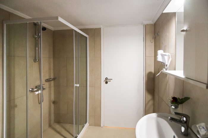 magicians-apartments-lefkada-kaligoni-bathroom-shower-toilet