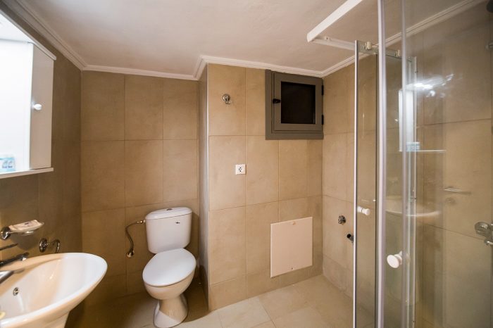 magicians-apartments-lefkada-kaligoni-shower-toilet-bathroom